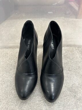 Nine West Black Leather Pointed Toe Ankle Booties